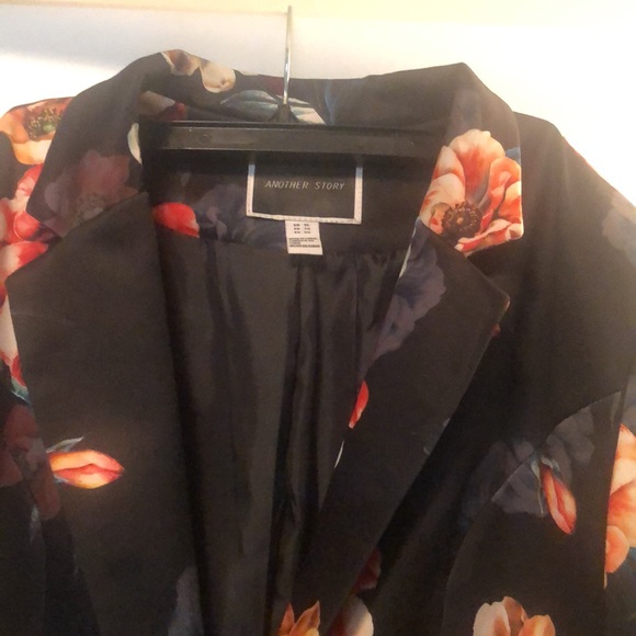 Absolutely gorgeous blazer. Size fit to L. Silk feeling - Picture 4 of 15